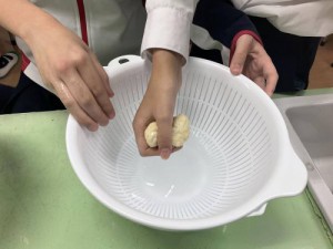 1月下旬　グルテンの抽出に挑戦しました。３