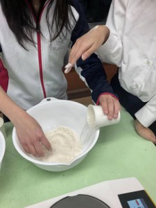 1月下旬　グルテンの抽出に挑戦しました。１